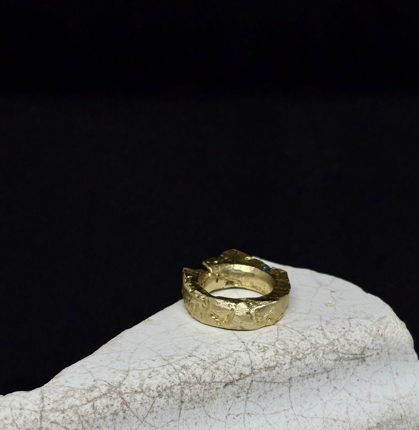 LUMEN brass and rough sapphire ring