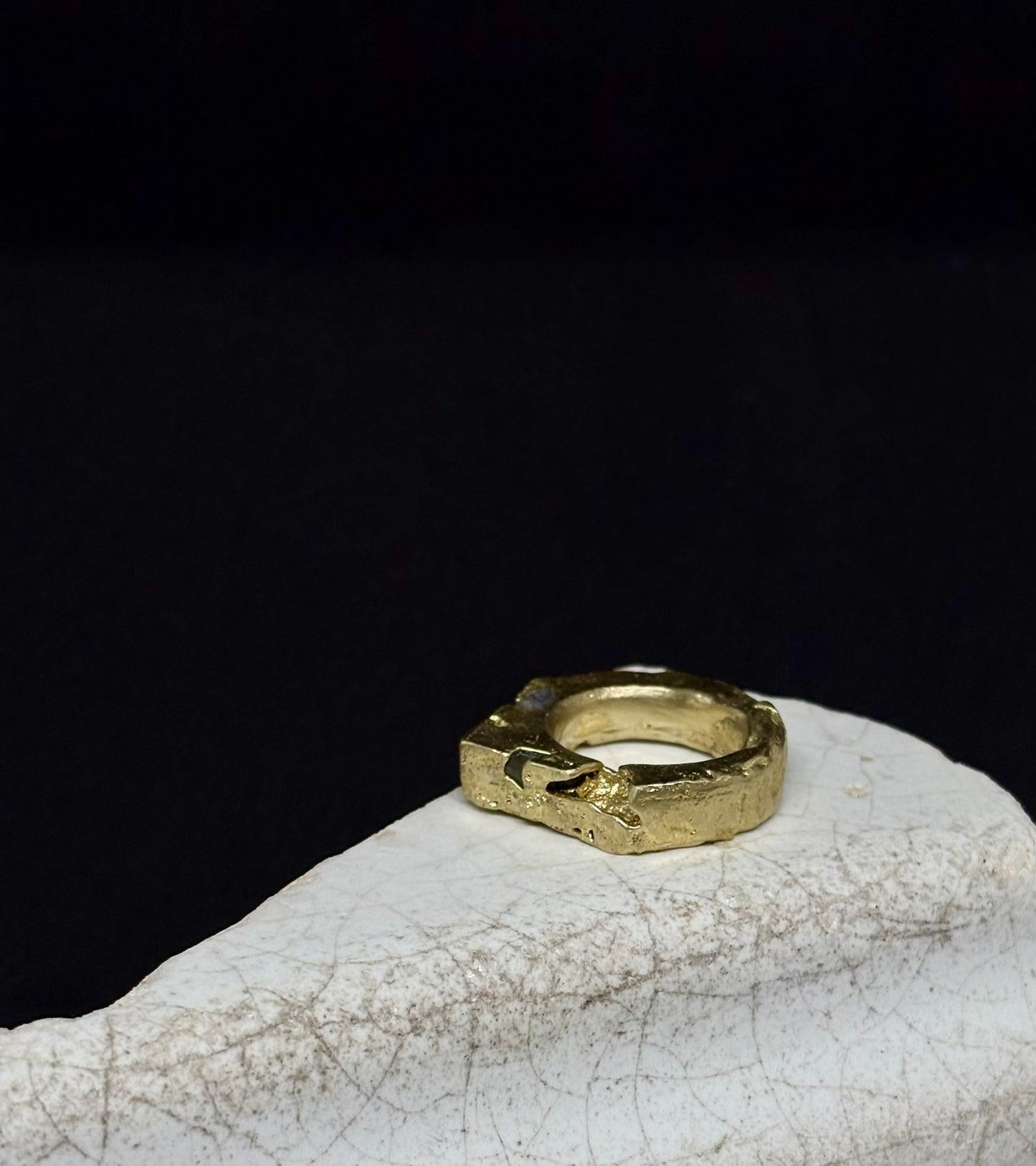 LUMEN brass and rough sapphire ring