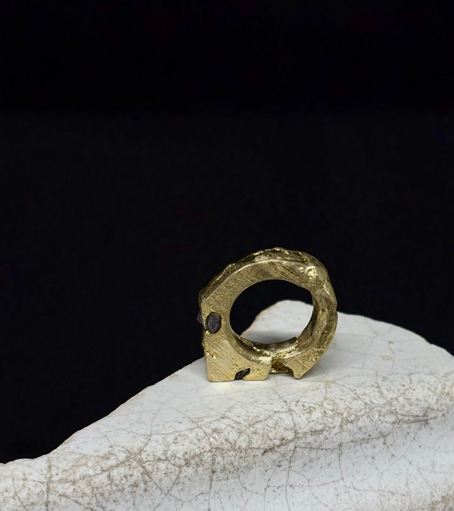 LUMEN brass and rough sapphire ring