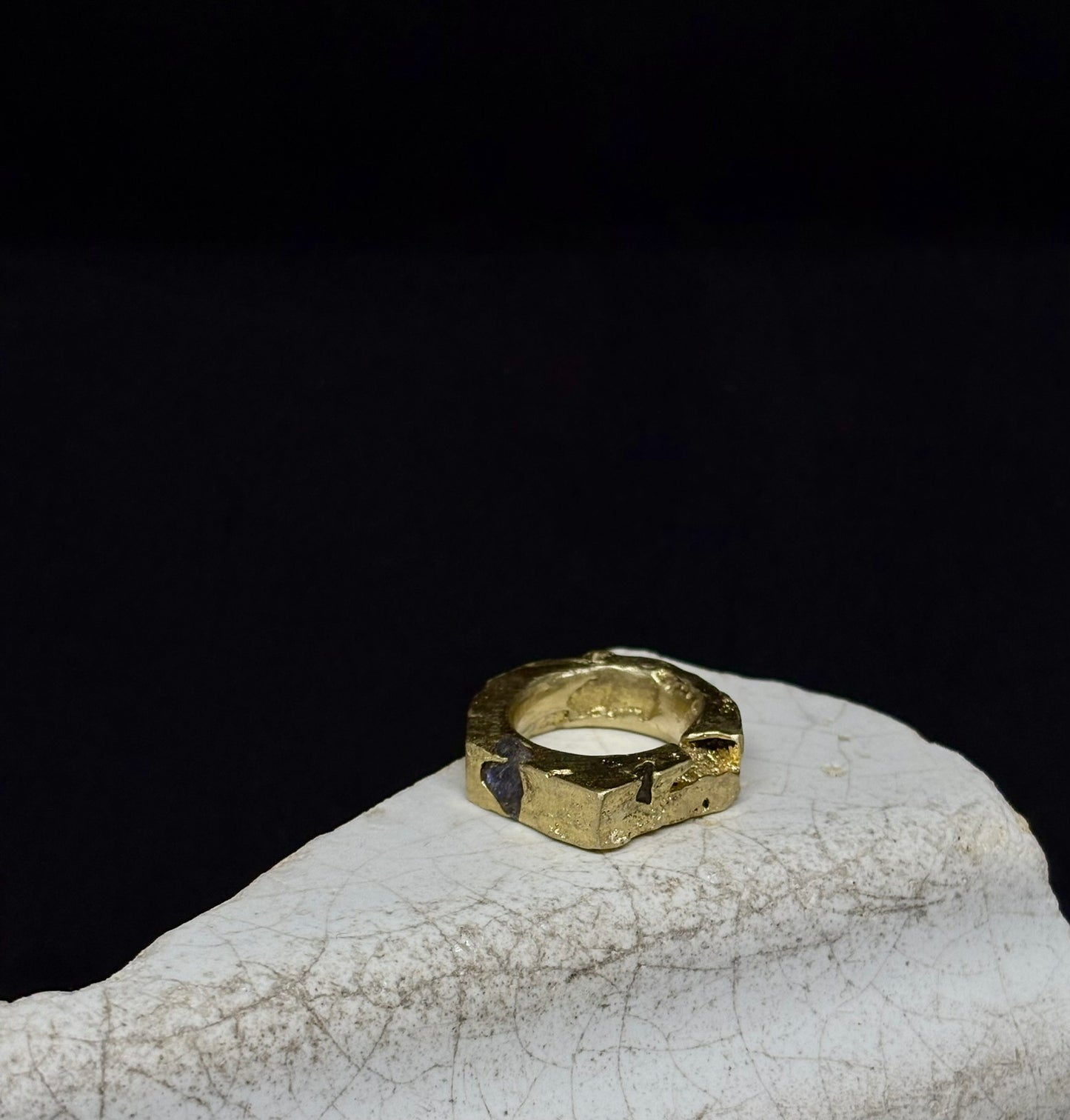 LUMEN brass and rough sapphire ring